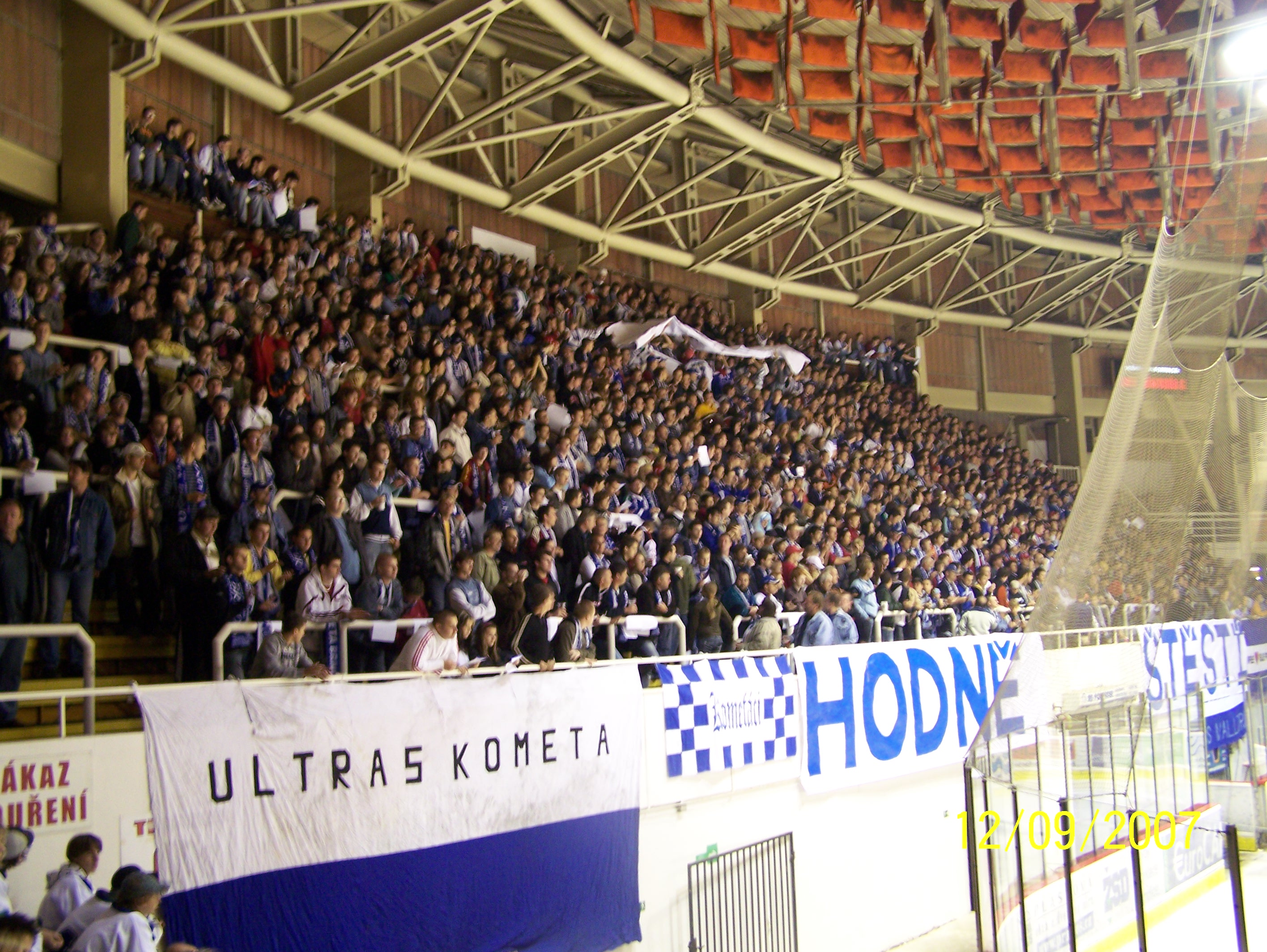 Pohled na kotel a na připravující se choreo